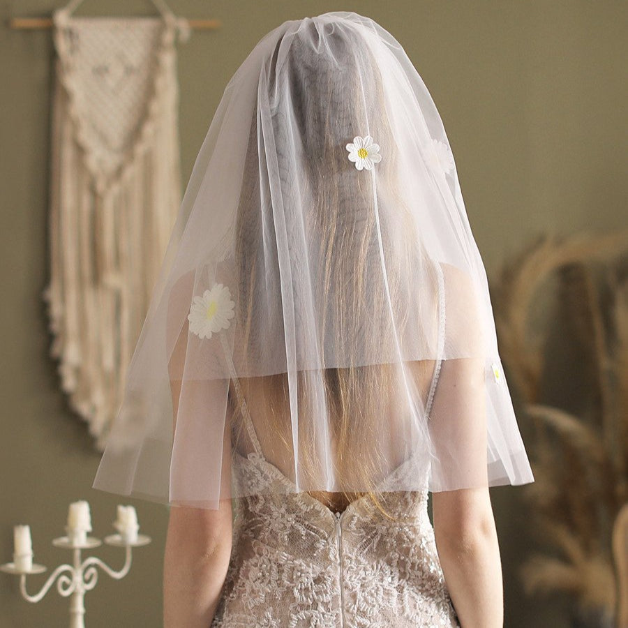 Short Bridal Veil With Daisy Flowers