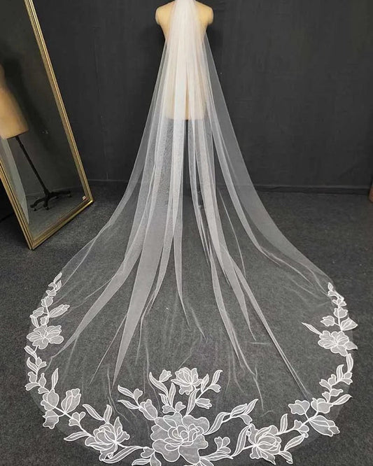 Ivory single-layer bridal veil with floral lace border along the bottom edge
