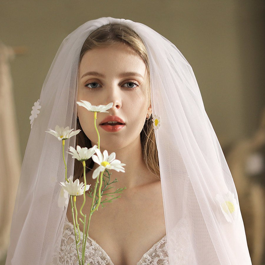 Short Bridal Veil With Daisy Flowers