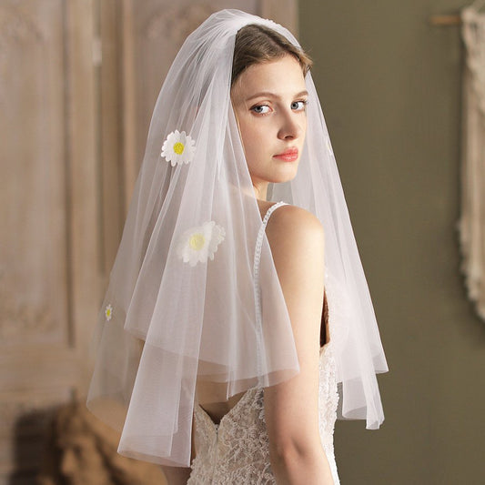 Short Bridal Veil With Daisy Flowers